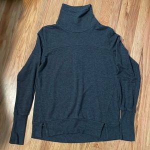 Like new Alo Yoga long  sleeve grey mock neck size small